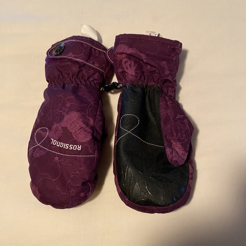 rossignol girls ski mittens. Sz small. Worn one trip to ski.